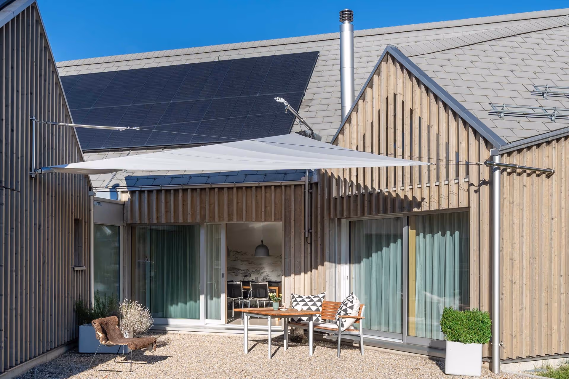 SunSquare Federzug-Anlage mit 20 m² Tuchfläche – elegante Beschattungslösung ohne Bodenstützen, nur über Wand- und Dachmontagepunkte.