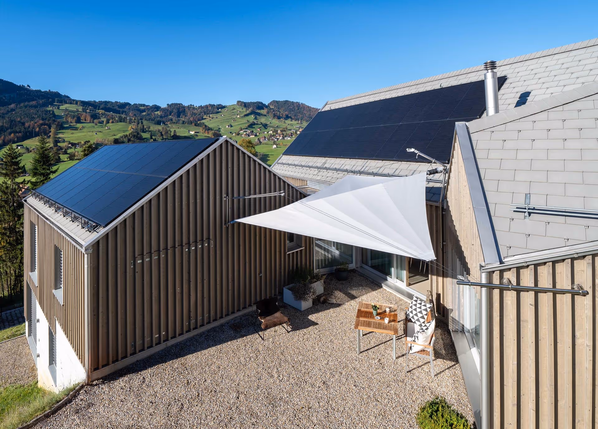 Detailansicht der Befestigungspunkte an Wand und Dach – clevere Konstruktion für maximale Freifläche.