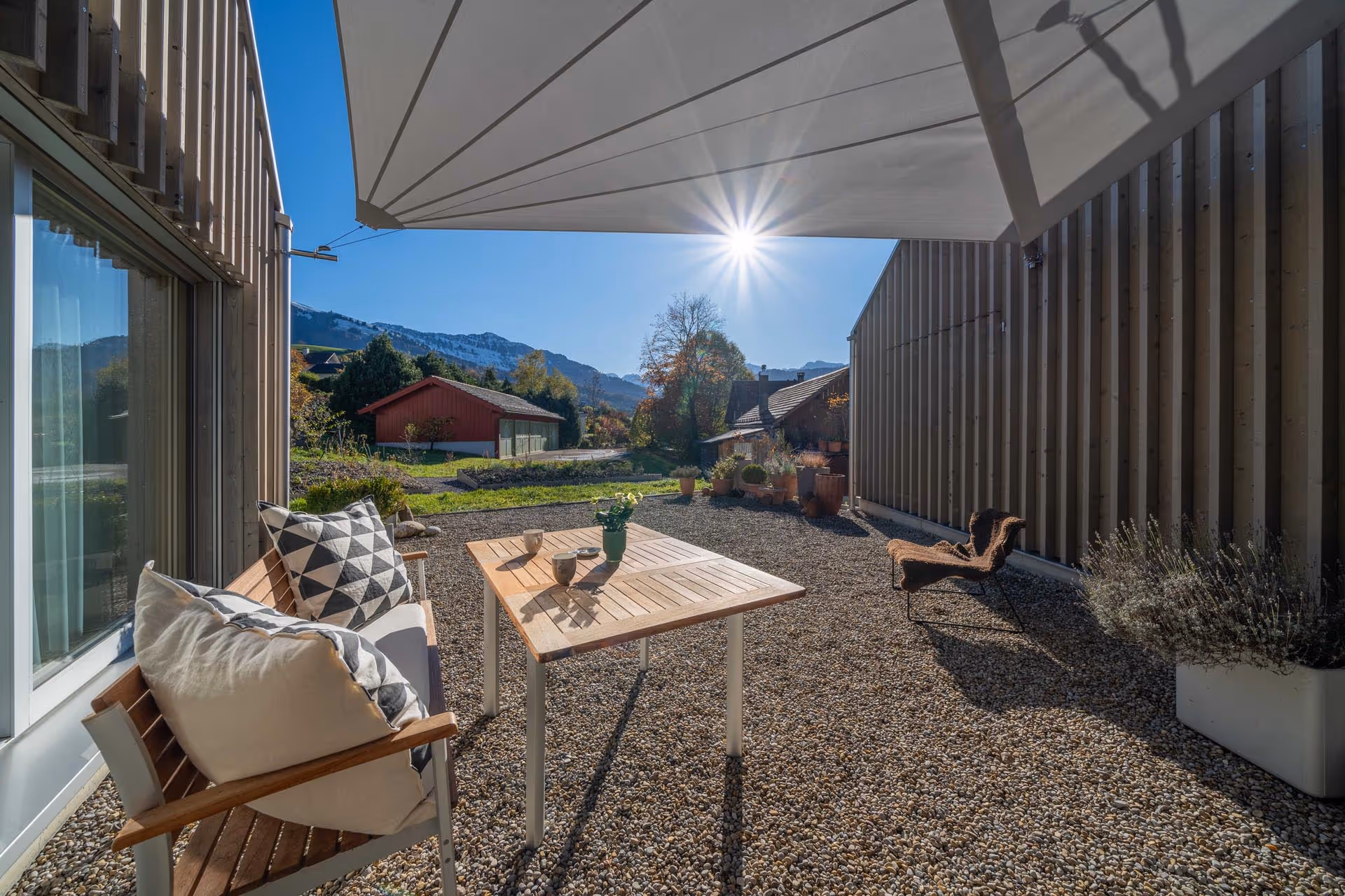 Hochwertiges Acrylgewebe von Sattler in harmonischer Integration – stilvoller Sonnen- und Regenschutz für Terrasse und Innenräume.