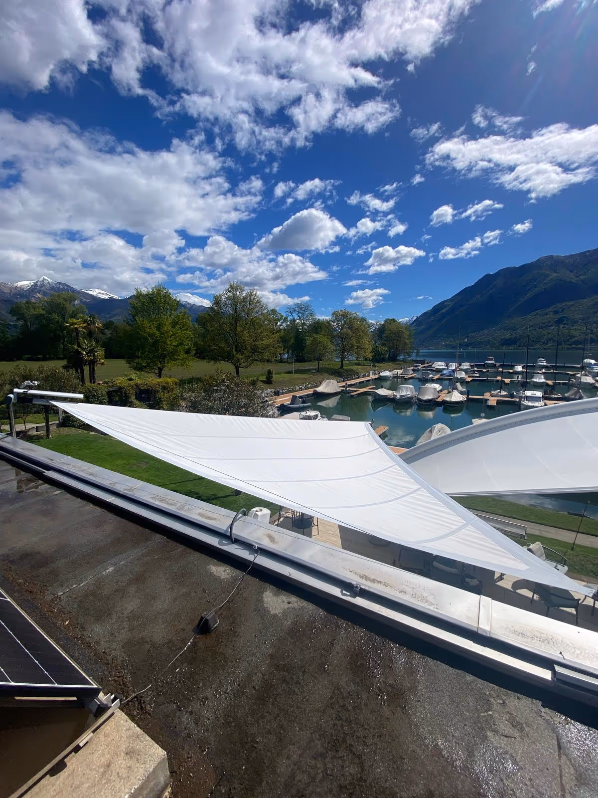 Harmonische Integration der SunSquare-Anlagen in die Marina-Architektur – textile Architektur für Komfort und Design auf höchstem Niveau.