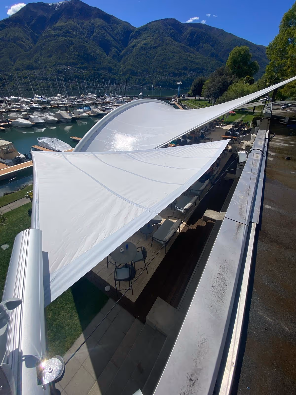 Einseitiges Dreiecksegel als Lattensegel mit 35 m² Fläche – elegante Ergänzung zur Hauptanlage für vollständige Terrassenbeschattung.