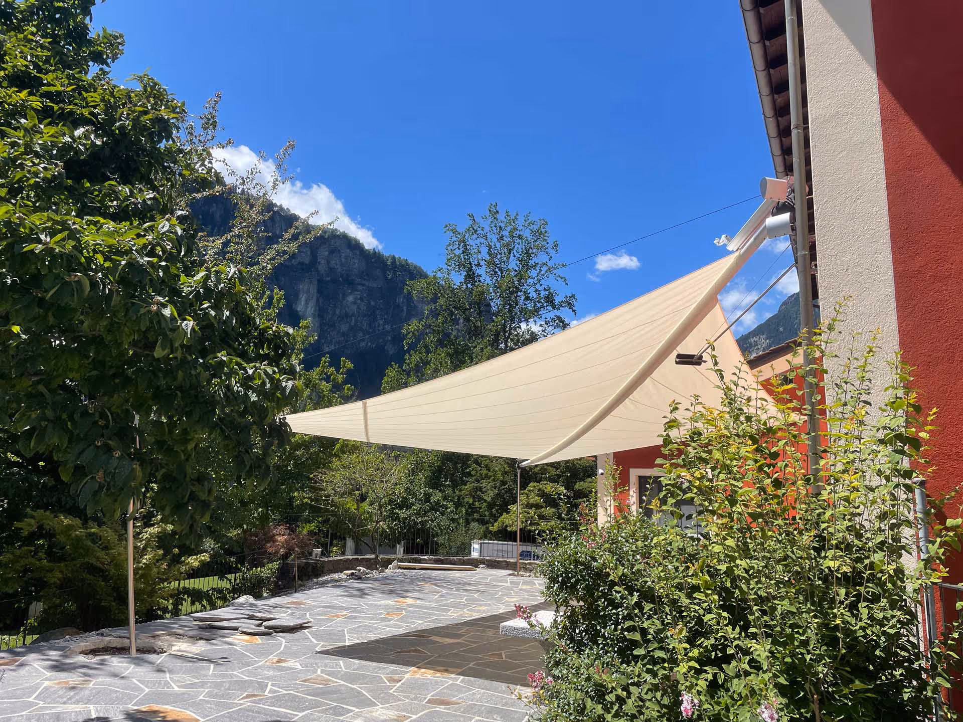 Großflächige textile Beschattung für Terrasse und Poolbereich – harmonische Integration in die exklusive Außenarchitektur.