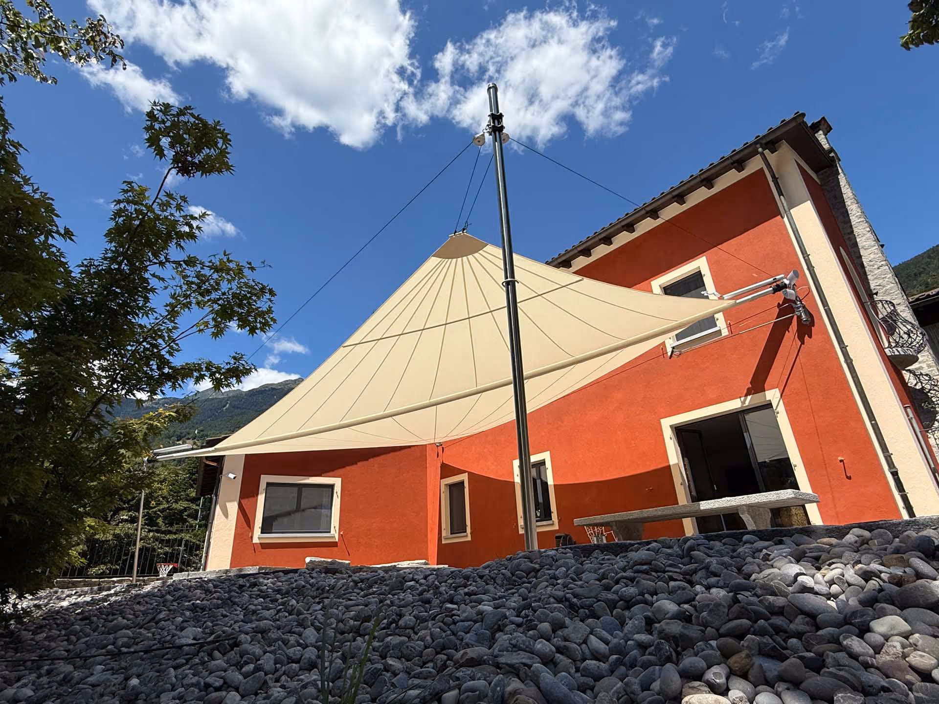 SunSquare-Strahlensegel mit 65 m² Fläche aus Orchestra 7133 – eleganter Sonnen- und Regenschutz direkt am Pool.