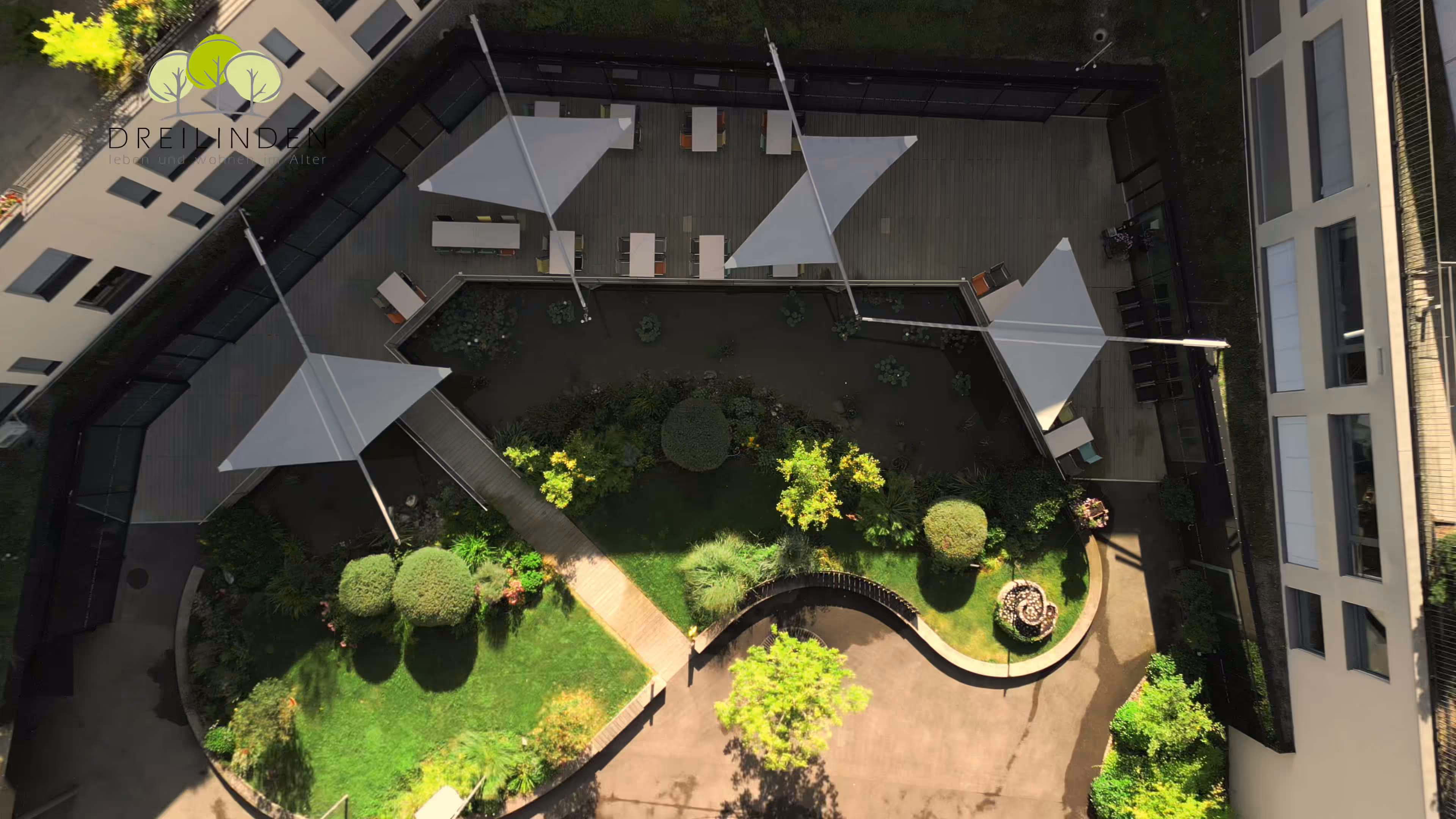 Eine Luftaufnahme des Projekts Dreilinden, die Segel sind nur halb offen.