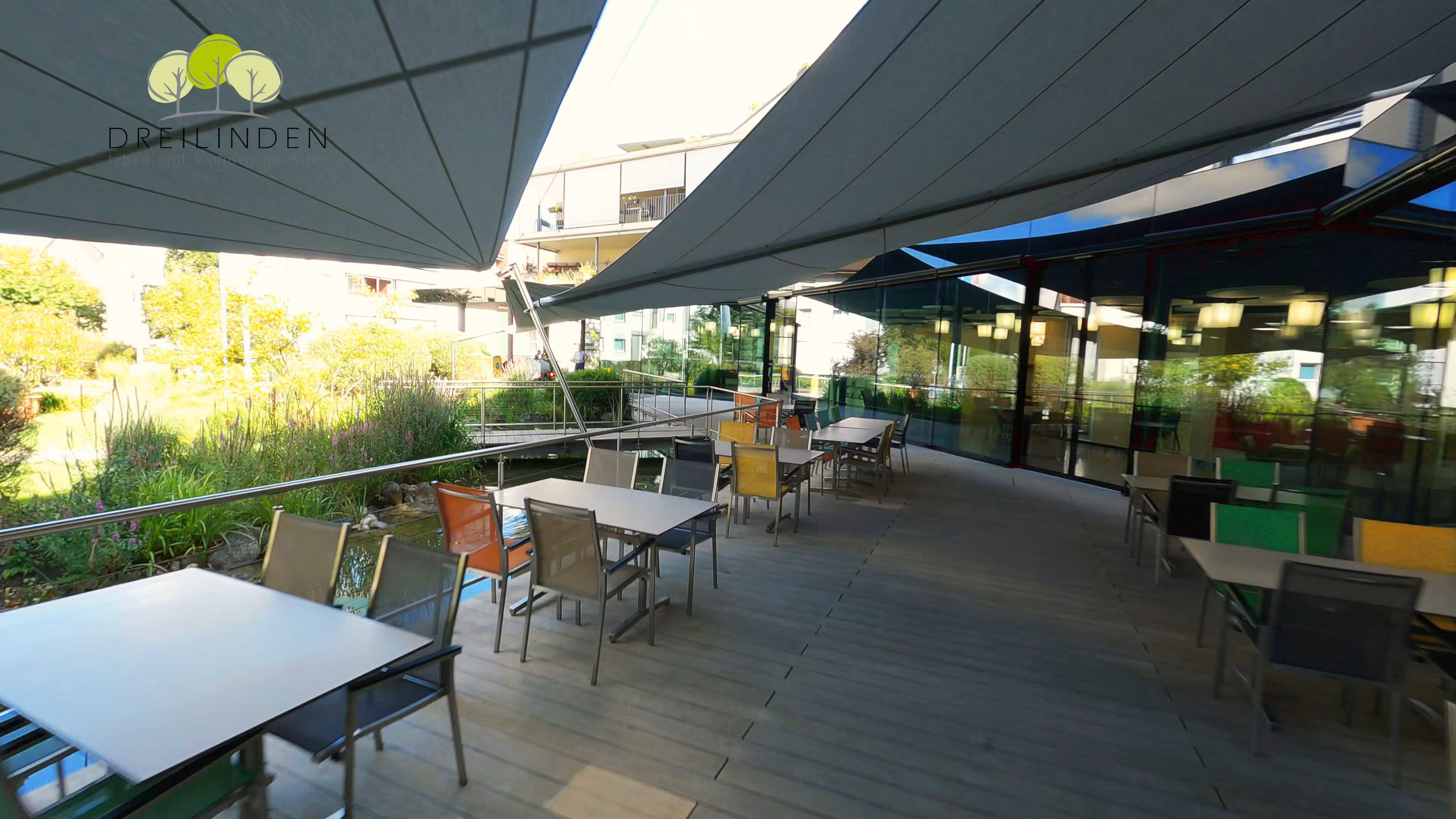 Die Terrasse des Wohnheims wird durch die Sonnensegel vor Überhitzung und Regen geschützt.