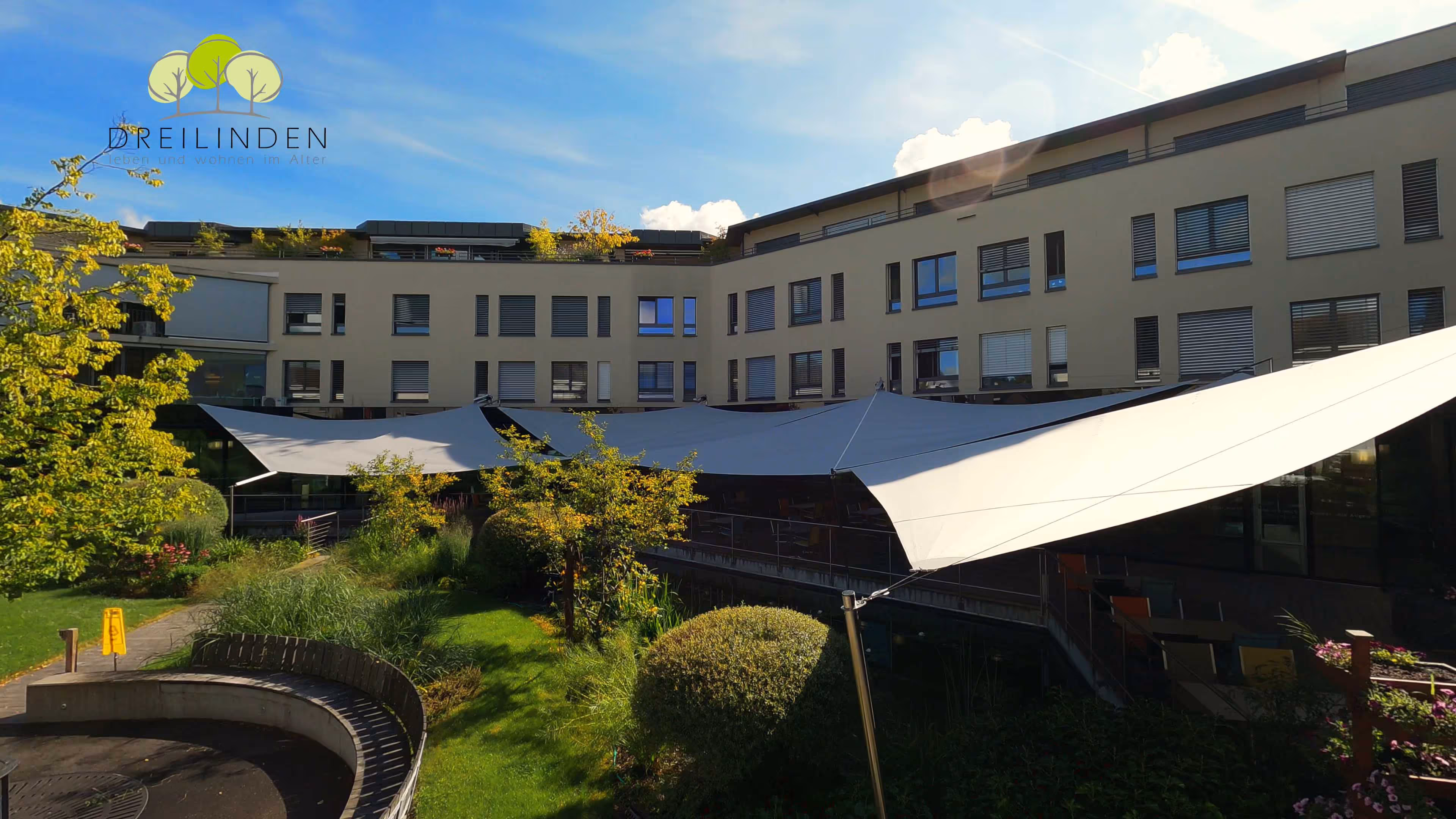 Wenn Markisen nicht ausreichen, können Sonnensegel den Außenbereich wirkungsvoll und ästhetisch vor Sonne und Regen schützen. Auch bei hohnen Windgeschwindigkeiten.