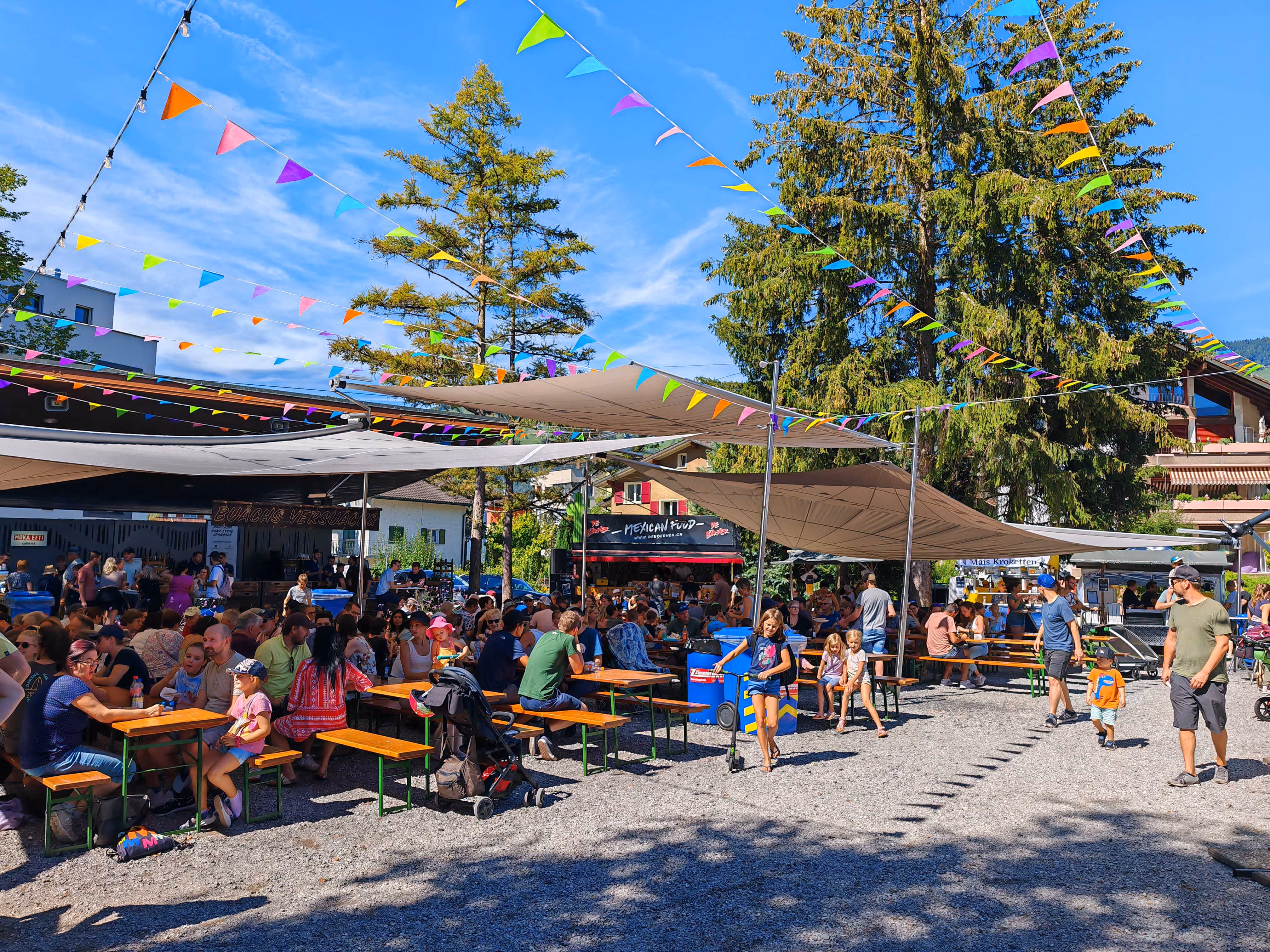 Reges Treiben in Buochs in der Schweiz. Am Gemeindeplatz wurden SunSquare Segel installiert, die künftige Feste wetterunabhängiger machen.