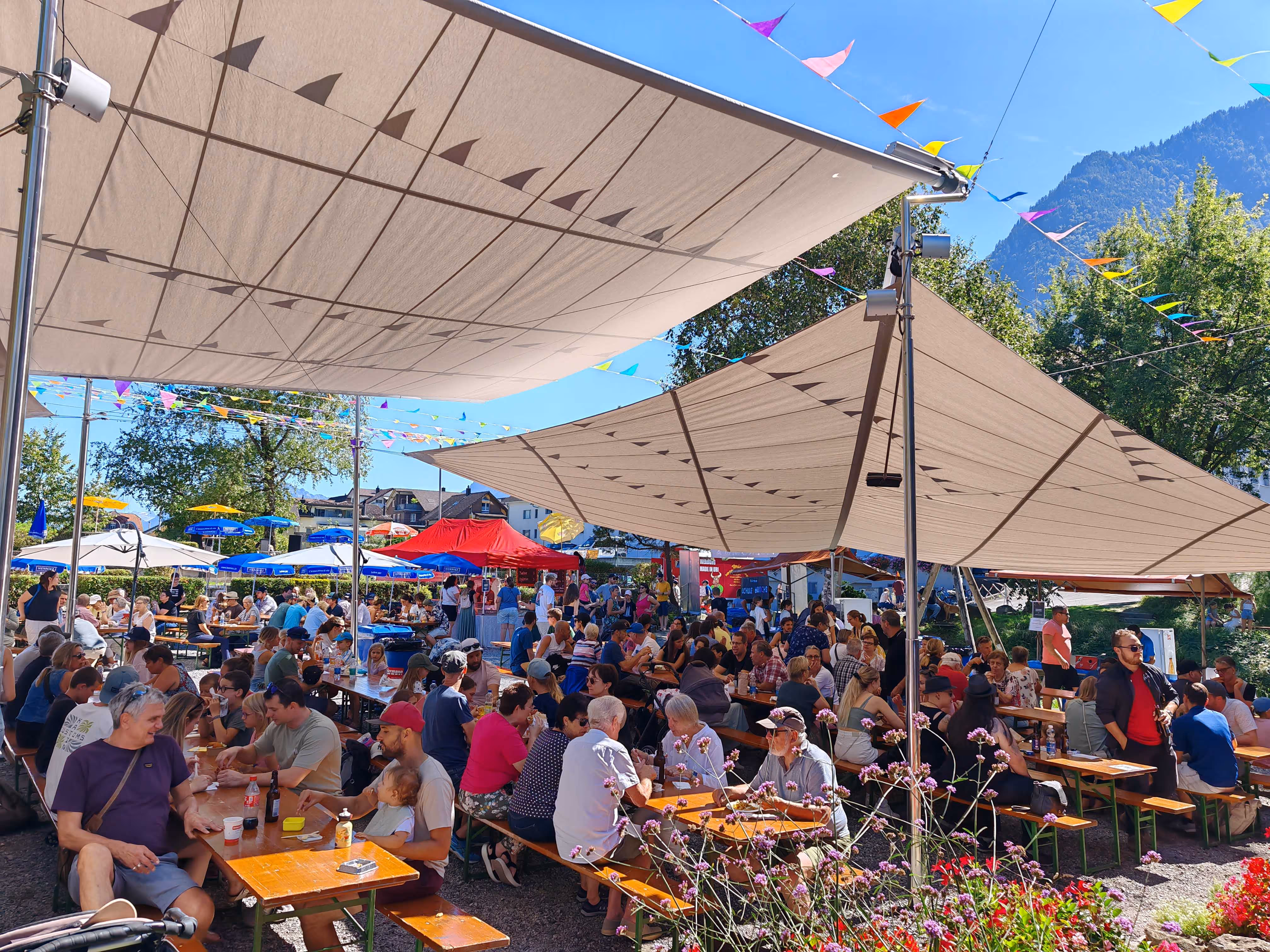 Drei SunSquare Sonnensegel sorgen in der Gemeinde Buochs für Wetterschutz am Dorfplatz.
