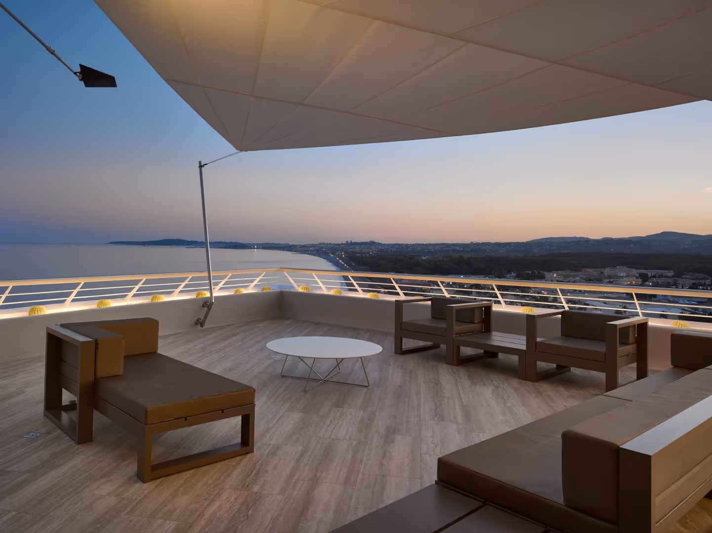 Eine SunSquare Leuchte sorgt für stimmungsvolles, indirektes Licht in den Abendstunden.