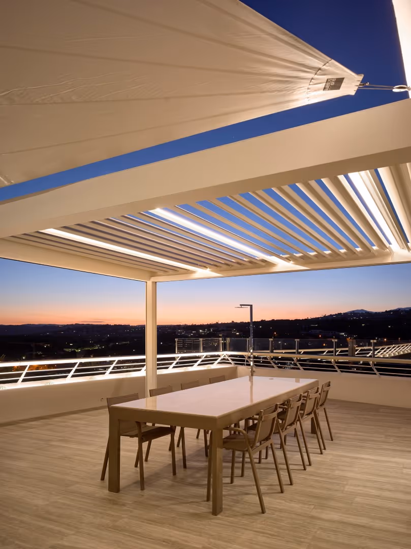 Sonnensegel und Pergola - zwei Systeme die sich nicht ausschließen.