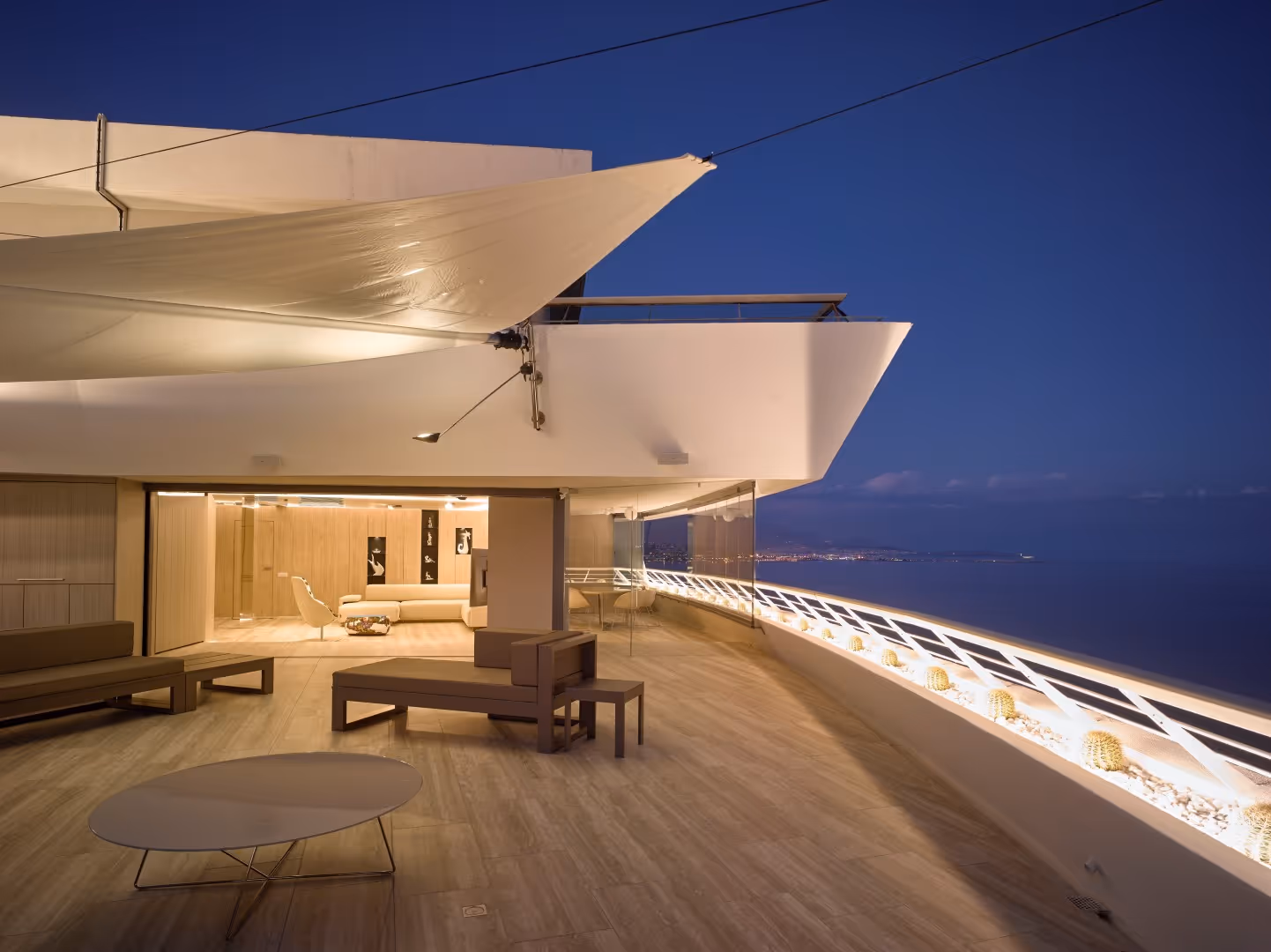 Das Sonnensegel wird zum Lichtsegel durch die SunSquare Leuchte.