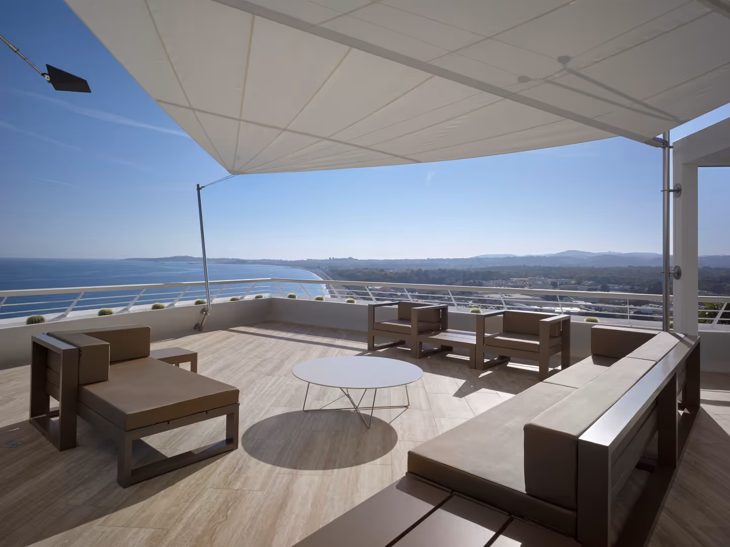 SunSquare Sonnensegel in Nizza auf einer Dachterrasse installiert.