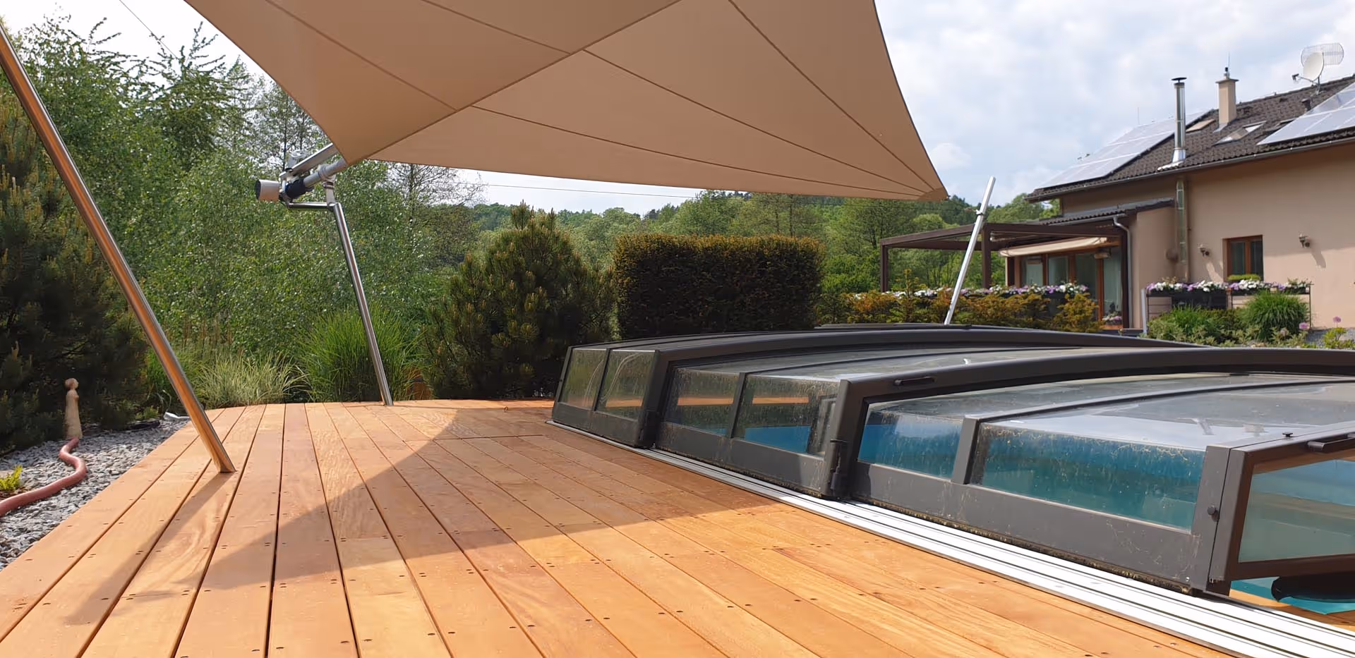 Die Stützen des SunSquare Segels wurden elegant in das Holzdeck eingearbeitet.