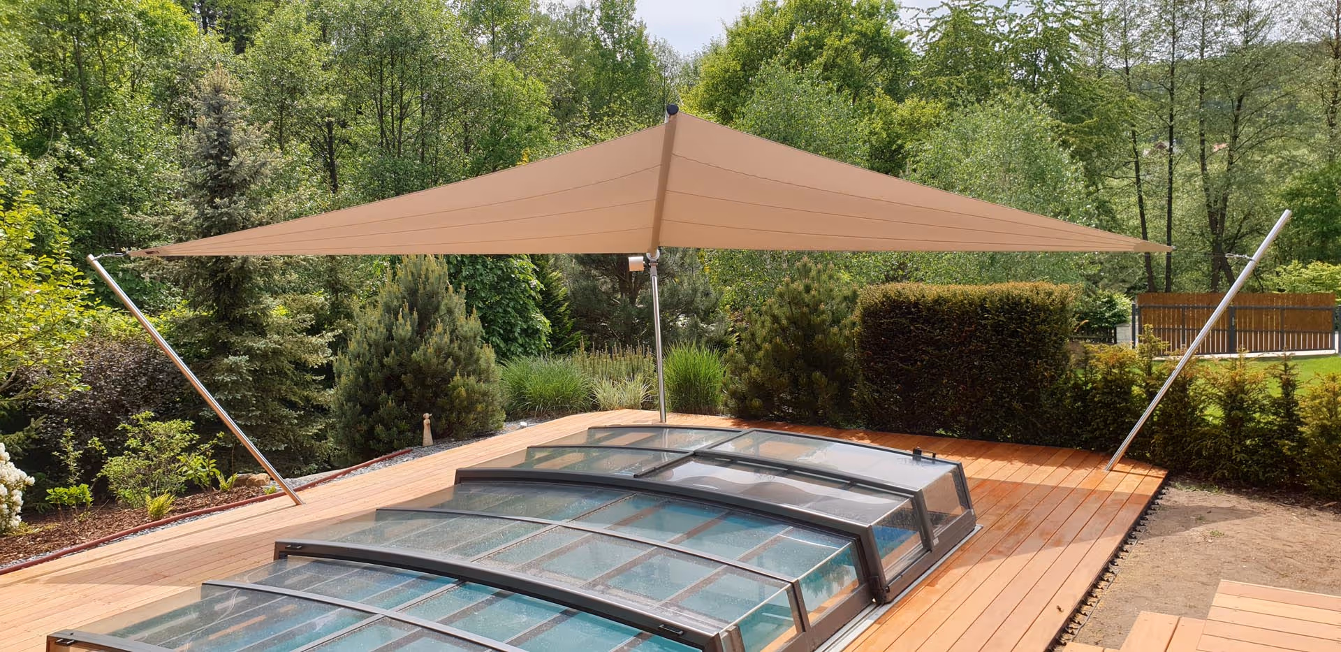 Das SunSquare Sonnensegel wirft seinen Schatten auf ein Swimmingpool.