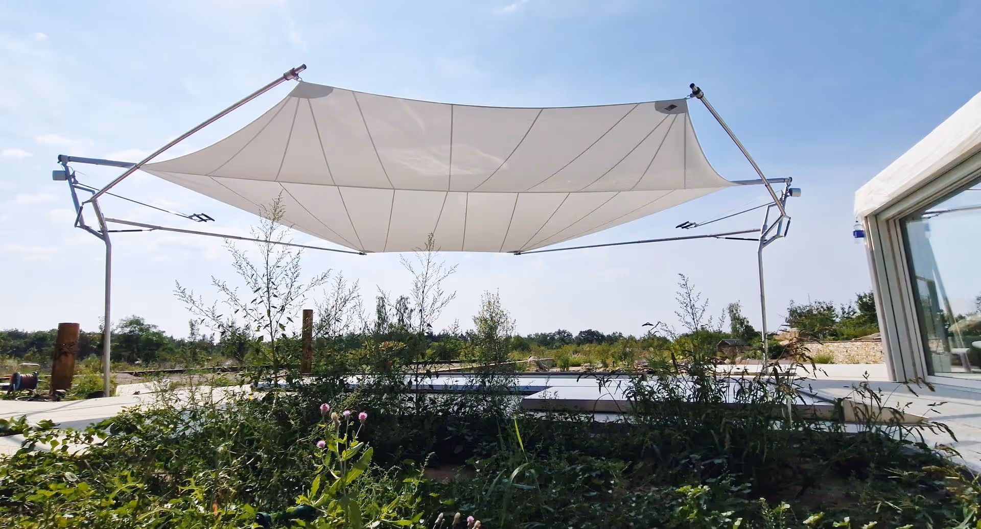 Ein eleganter, wetterunabhängiger Rückzugsort im Freien, der Funktionalität, Design und Sicherheit perfekt vereint.