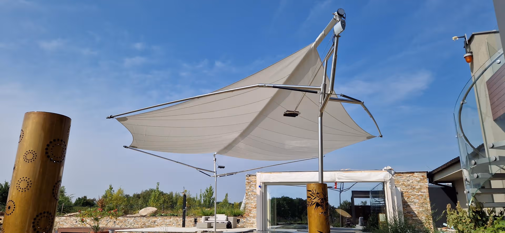 Die beiden SunSquare LED Leuchten mit 150 Watt sorgen für angenehme Lichtstimmung in der Dämmerung.