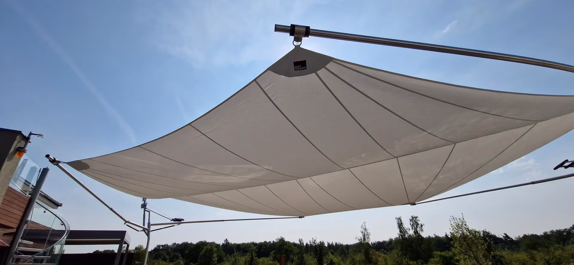 Das Segel von unten fotografiert. Gefertigt als ZickZack Rechtecksegel aus dem Gewebe Infinity.