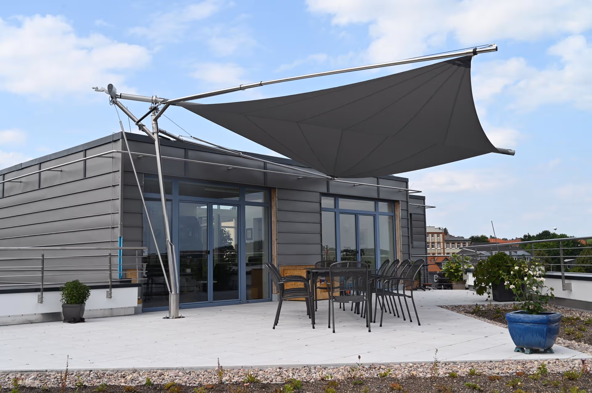 SunSquare Segelschirm schützt vor Sonne und Regen.