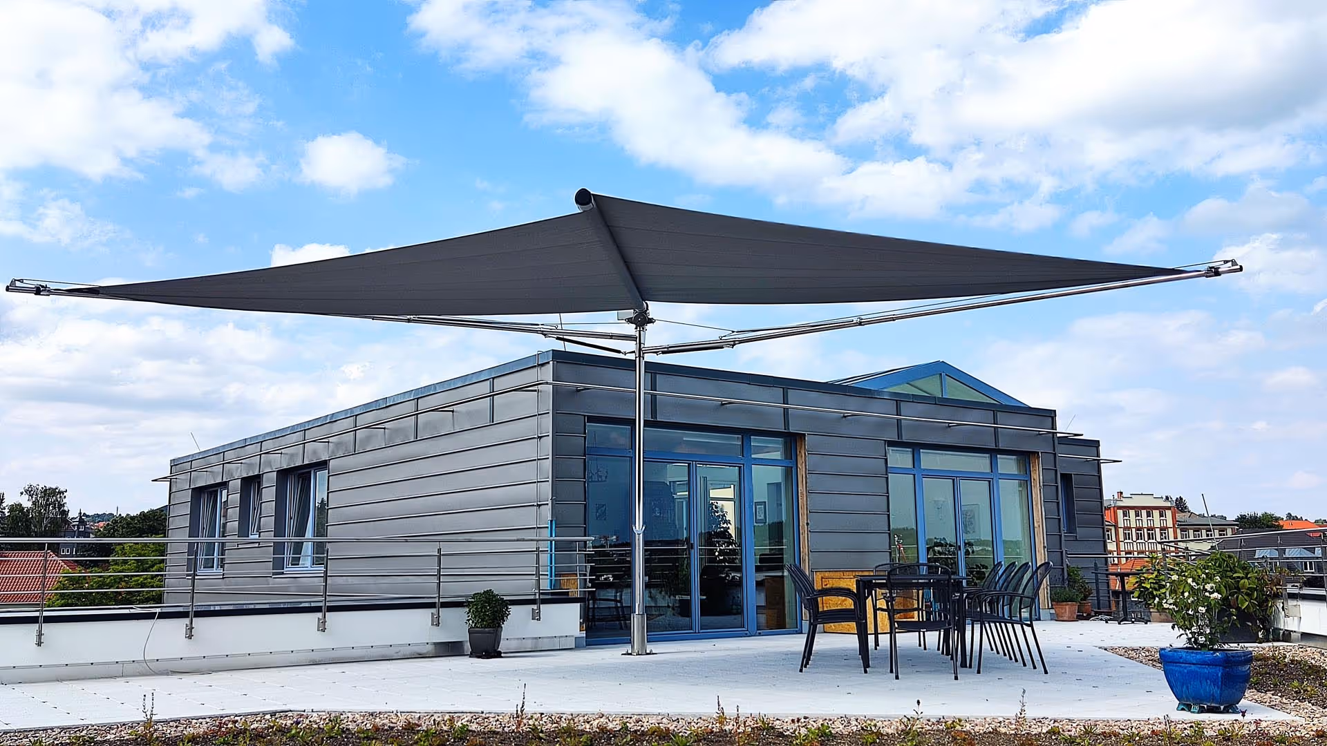 FOLD & ROLL sorgt für eine große Fläche an Schatten und der Schatten kann bewegt werden. 