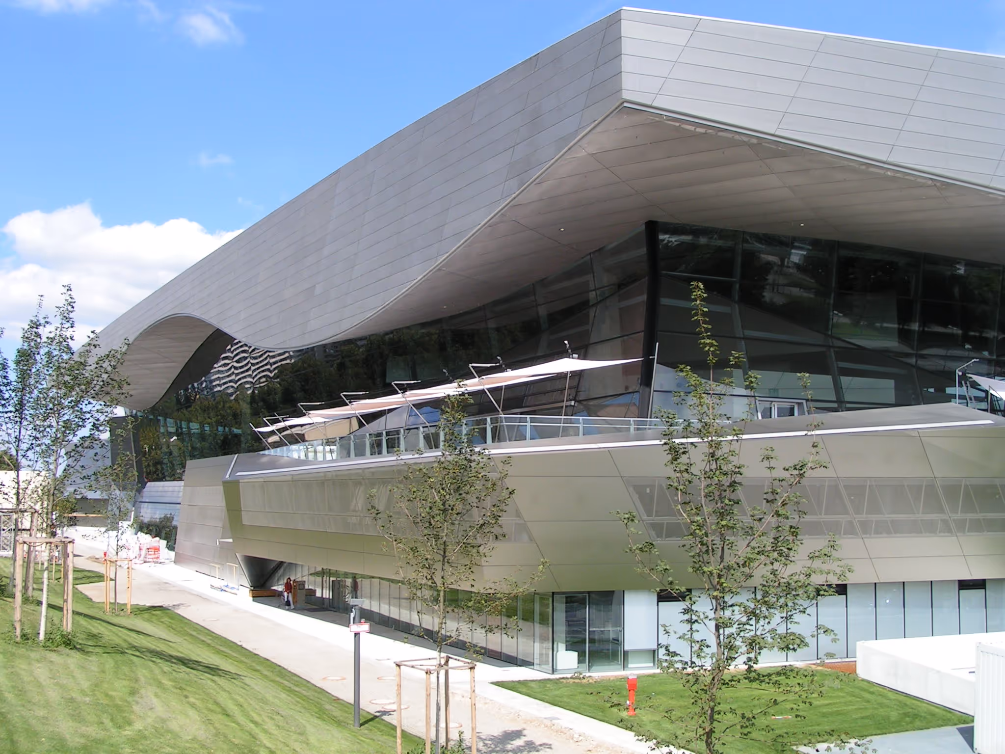 Trotz Symmetrie haben alle Segel der BMW Welt München eine andere Segelgröße.