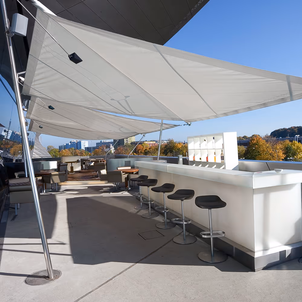Die SunSquare Segel schützen die Bar und Gastronomie im Außenbereich vor Sonne und Regen.