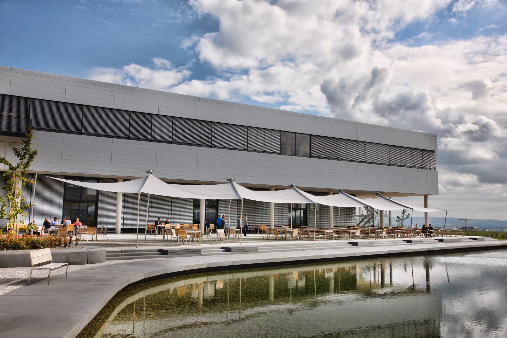 Fünf SunSquare Sonnensegel, in einer Reihe geplant. So spart man Stützen.