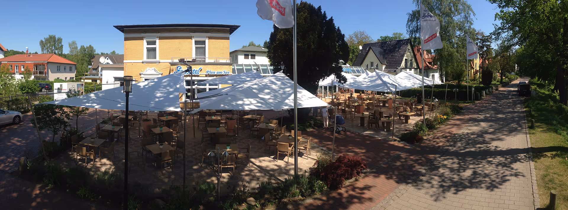 Ein Panoramablick auf acht SunSquare Anlagen, die für den Außenbereich des Seehotels errichtet wurden.