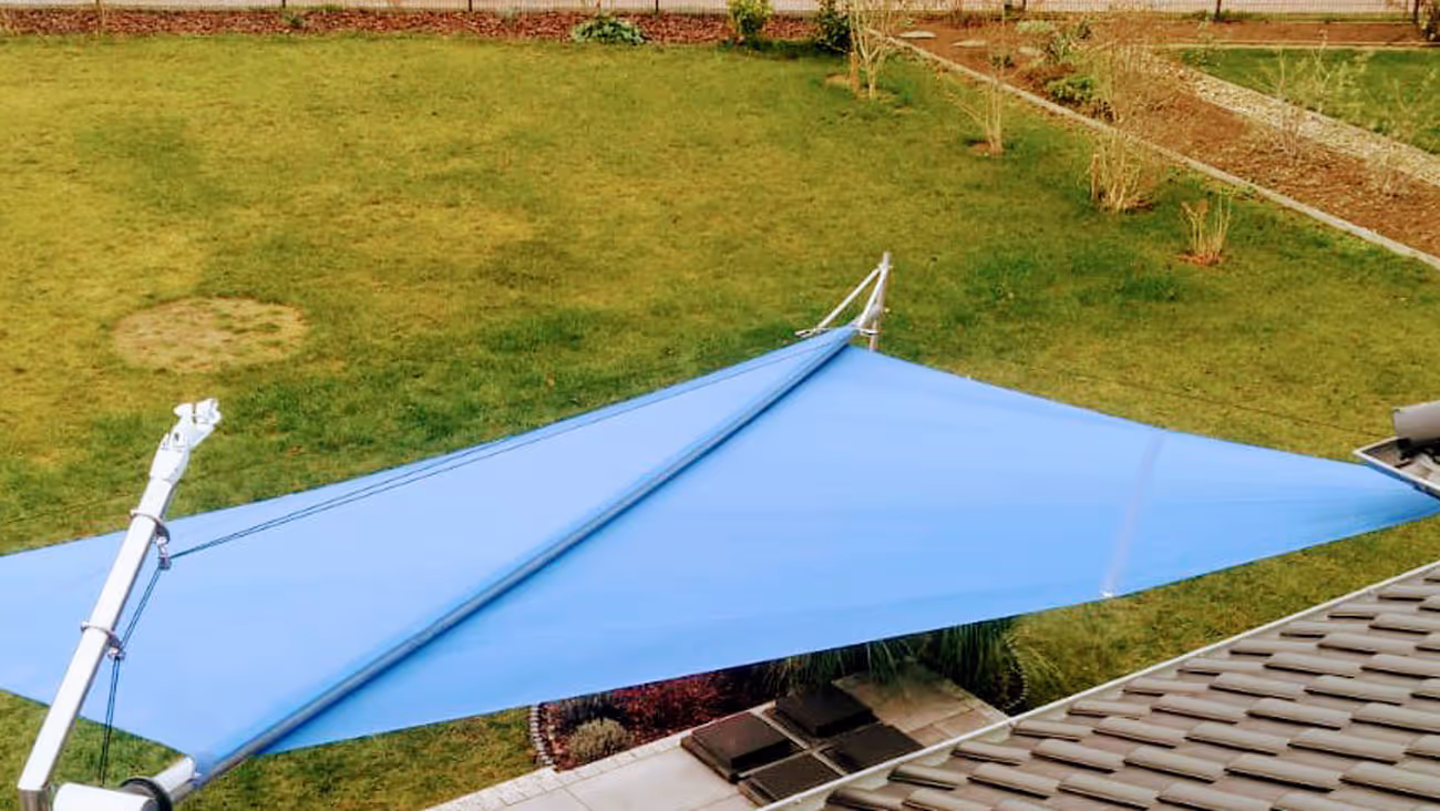 Eine Nahaufnahme des blauen Sonnensegels.