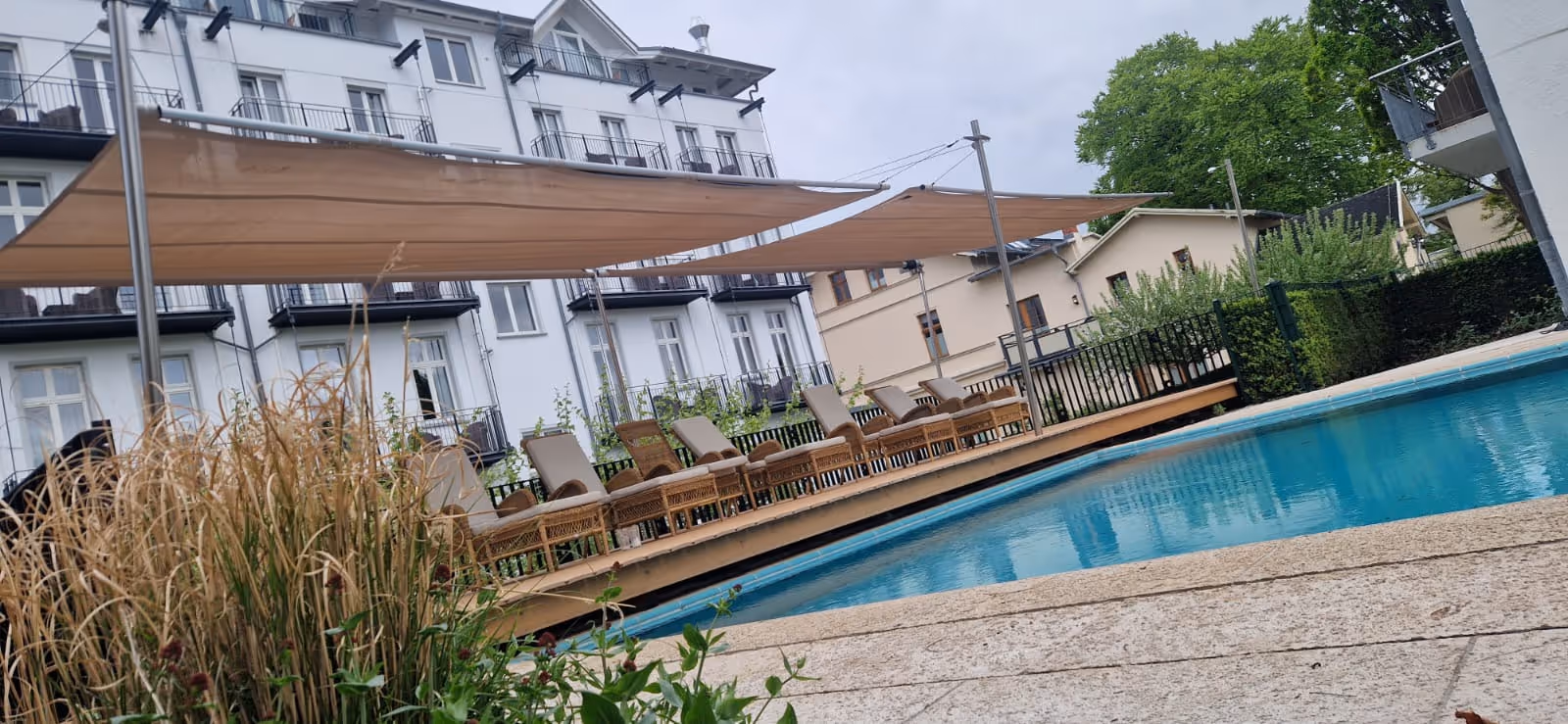 Die zwei einseitigen Rechtecksegel neben dem Solebad des Hotels schützen vor Sonne.