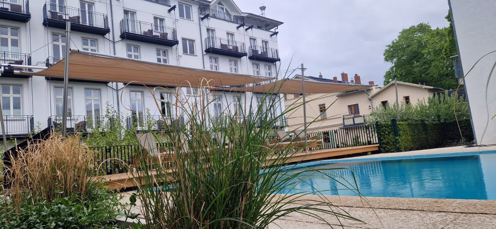 Die zwei einseitigen Rechtecksegel neben dem Solebad des Hotels laden zum Verweilen ein.