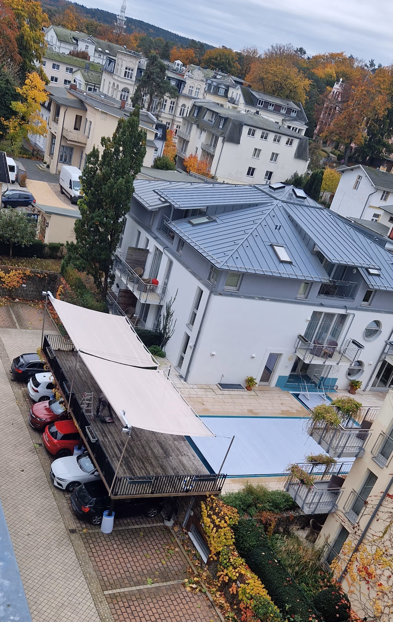 Eine Luftaufnahme zeigt die SunSquare Segel von oben.