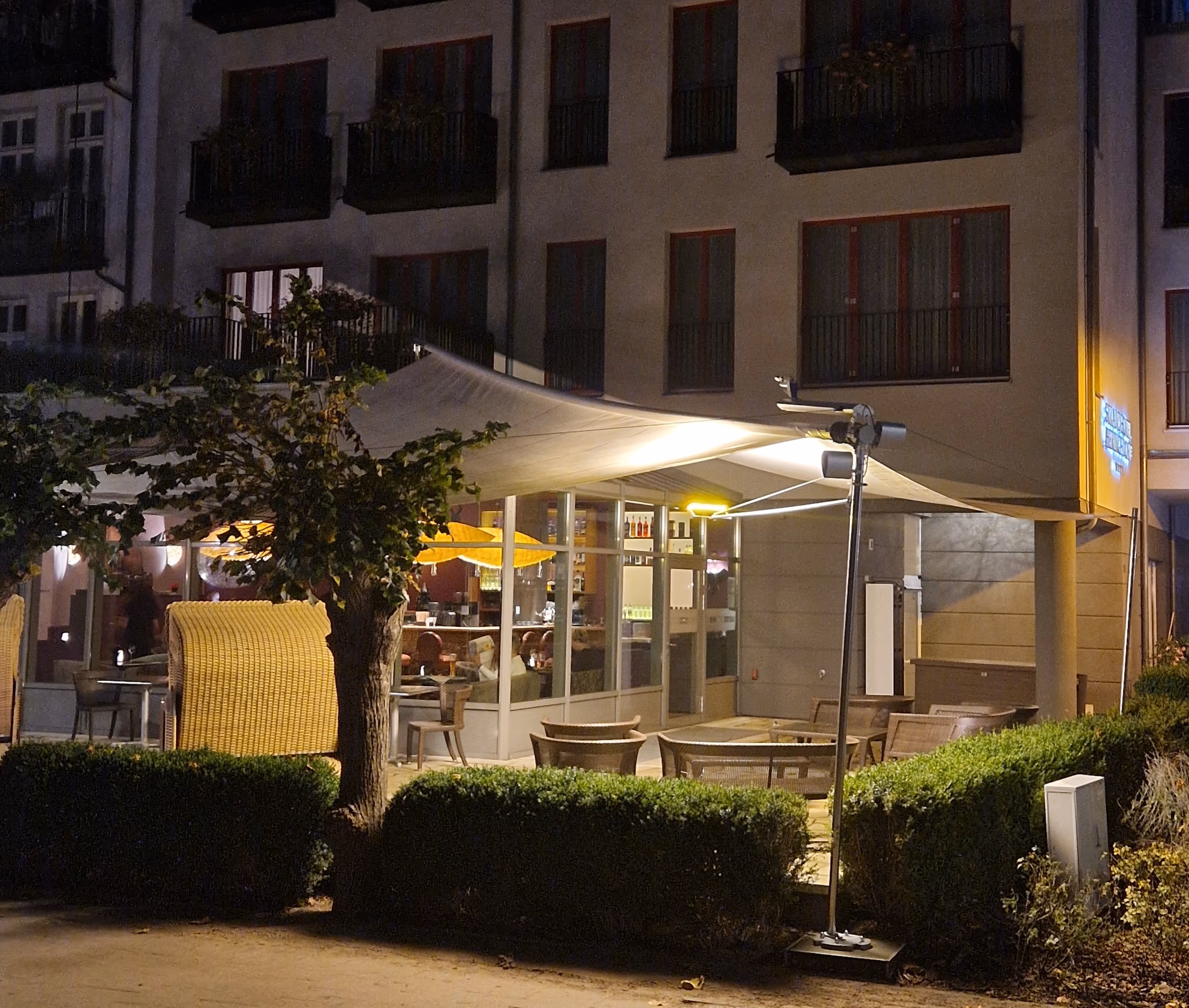 Die Dreieckanlage bei Nacht - das Sonnensegel wird zum Lichtsegel.