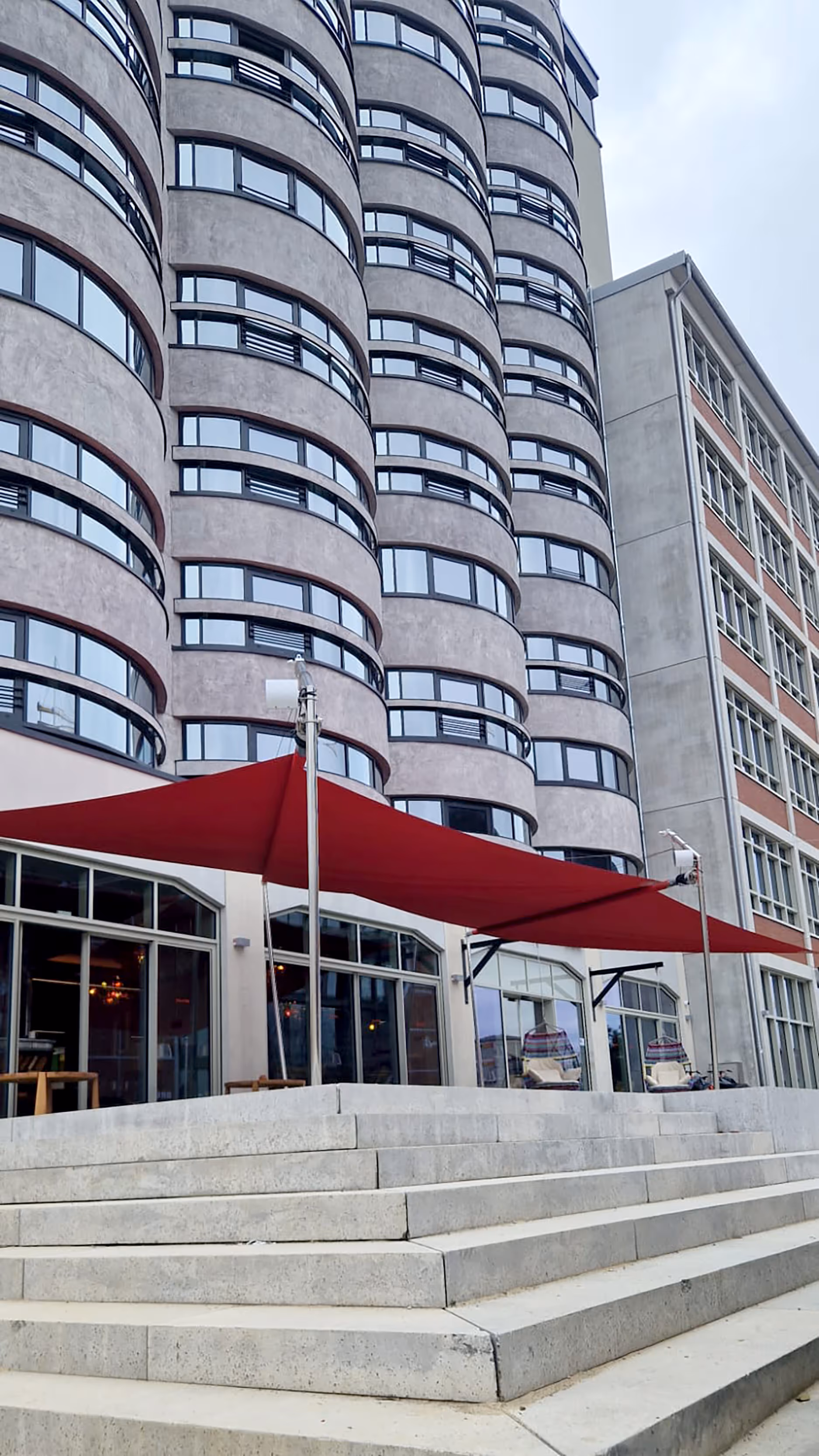 Der beschattete Eingangsbereich des JOHN+WILL Designhotels – harmonische Integration der SunSquare-Anlage in die Architektur.