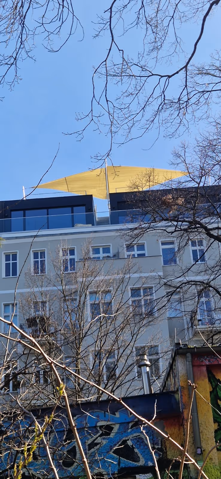 Flexibilität mit Sonnensegel anstelle einer Pergola, die genehmigt werden muss.