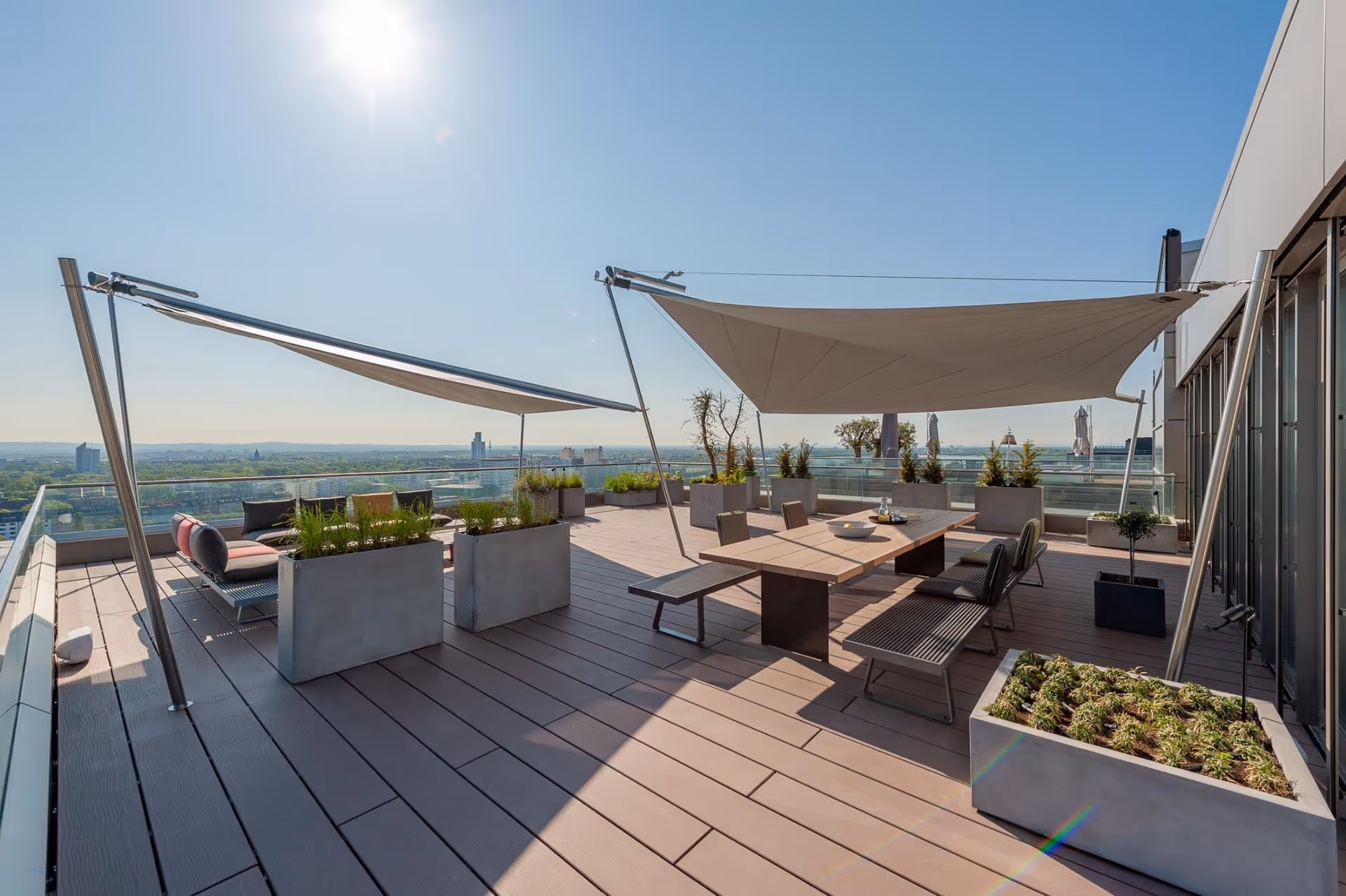 Zwei Sonnensegel von SunSquare schützen vor Sonne und Regen am Kranhaus Köln.