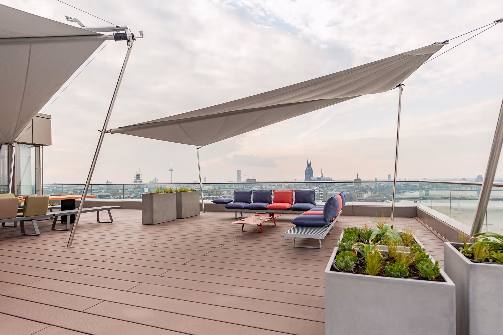 Dachterrasse mit Outdoormöbeln von Volker Weiss und SunSquare.