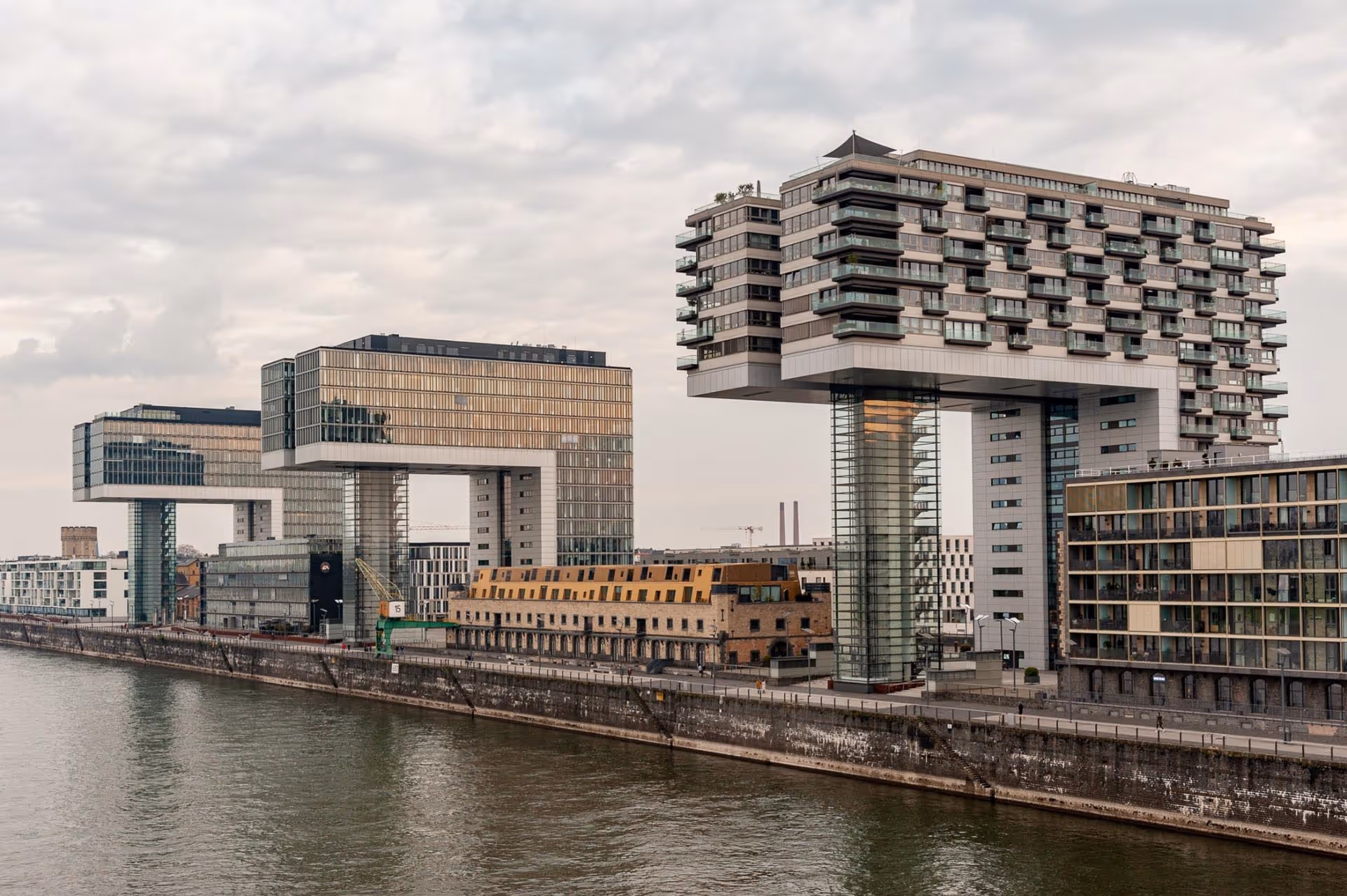 Die imposanten Kranhäuser in Köln von der Ferne festgehalten - eine tolle Location für ein SunSquare Sonnensegel Projekt.