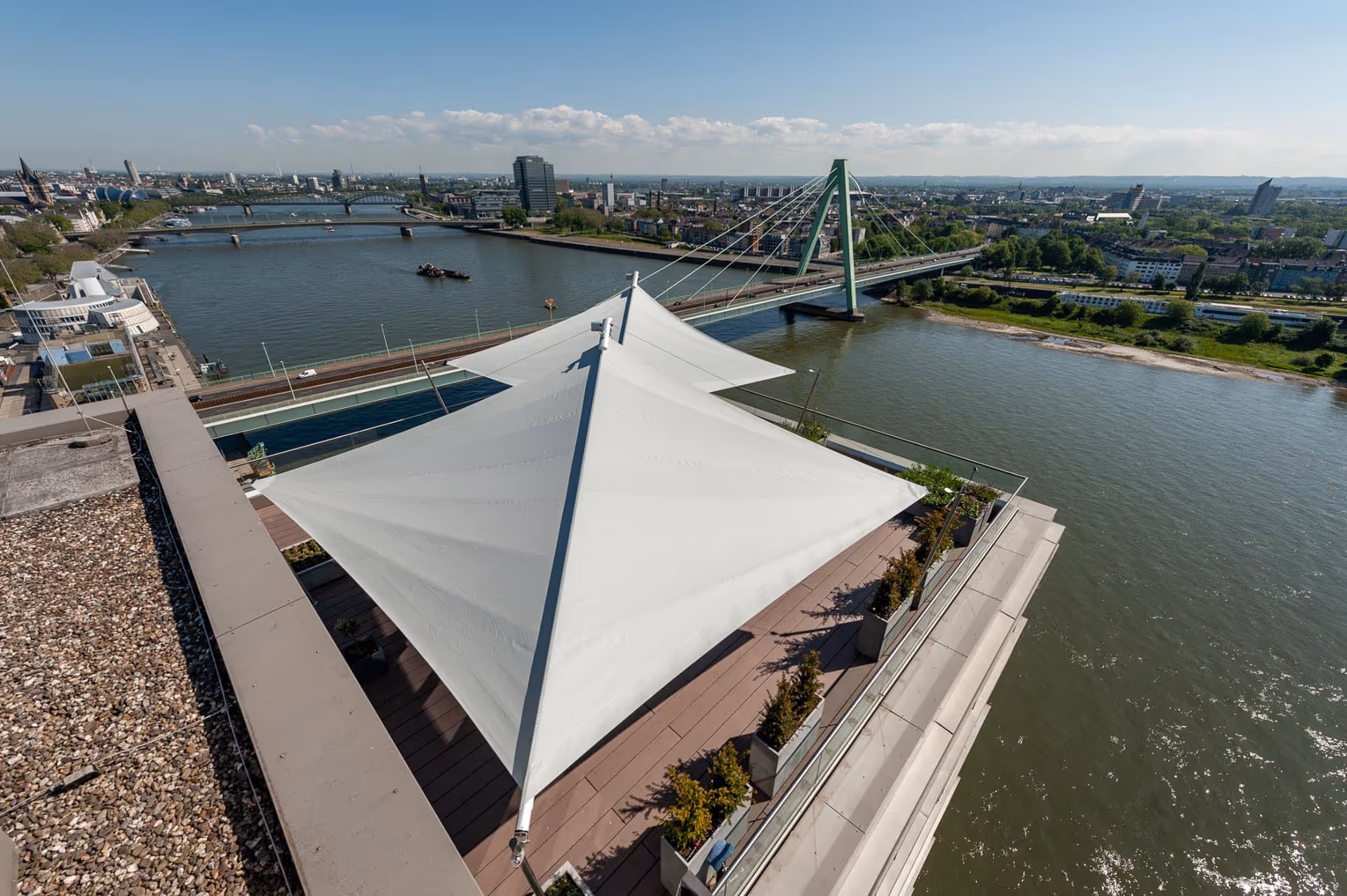 Luftaufnahme der Sonnensegel, man sieht den Rhein vorbeifließen.