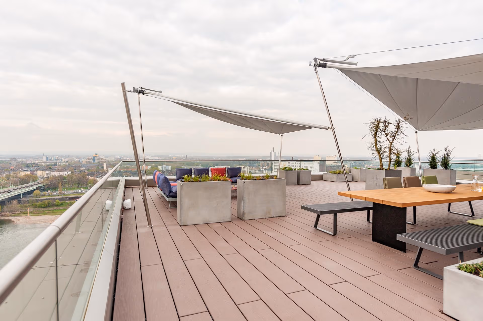 Schöner Weitblick auf Köln von der Dachterrasse mit SunSquaer Segeln.