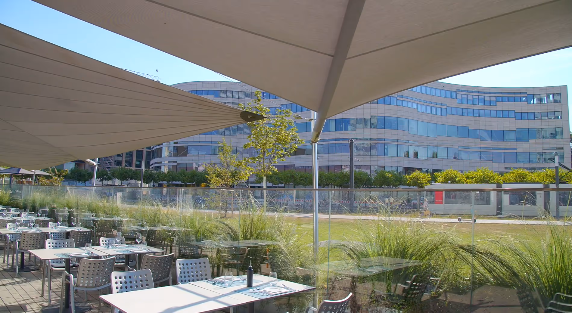 Der Blick in die Umgebung unter dem SunSquare Segel sitzend - als wäre man Gast im Restaurant Phönix.