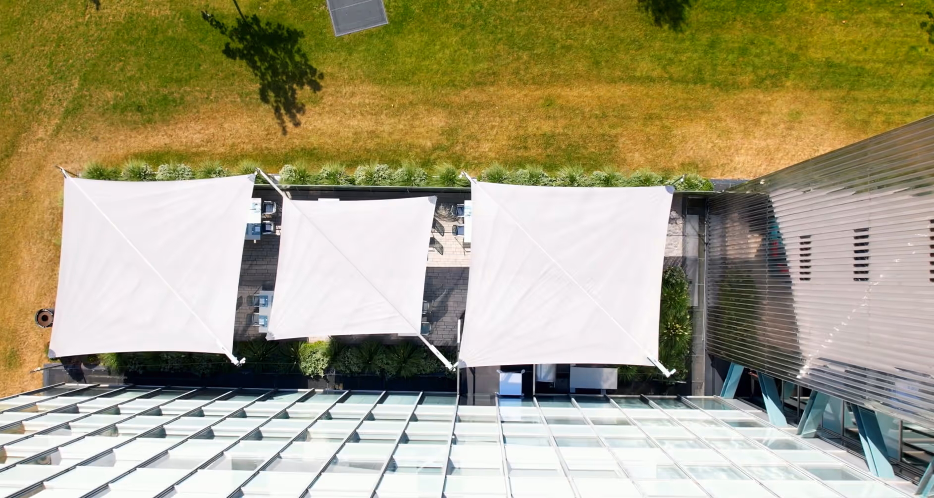 Eine Luftaufnahme zeigt die Segel von oben.