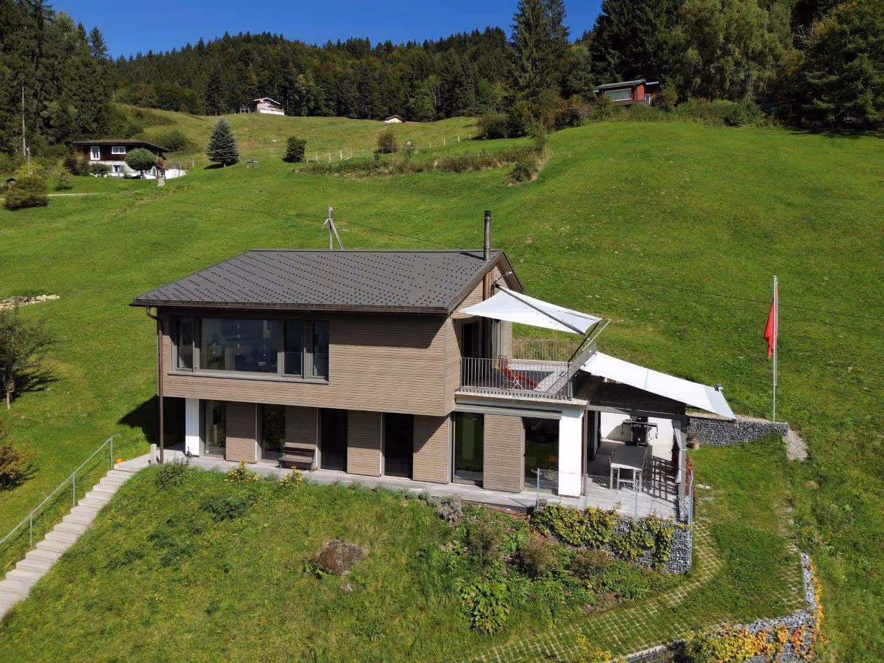 Von der Seite betrachtet erkennt man die Pergola, die nun durch das einseitige Rechtecksegel endlich auch für Schatten sorgt. Auf Knopfdruck und stufenlos verstellbar.