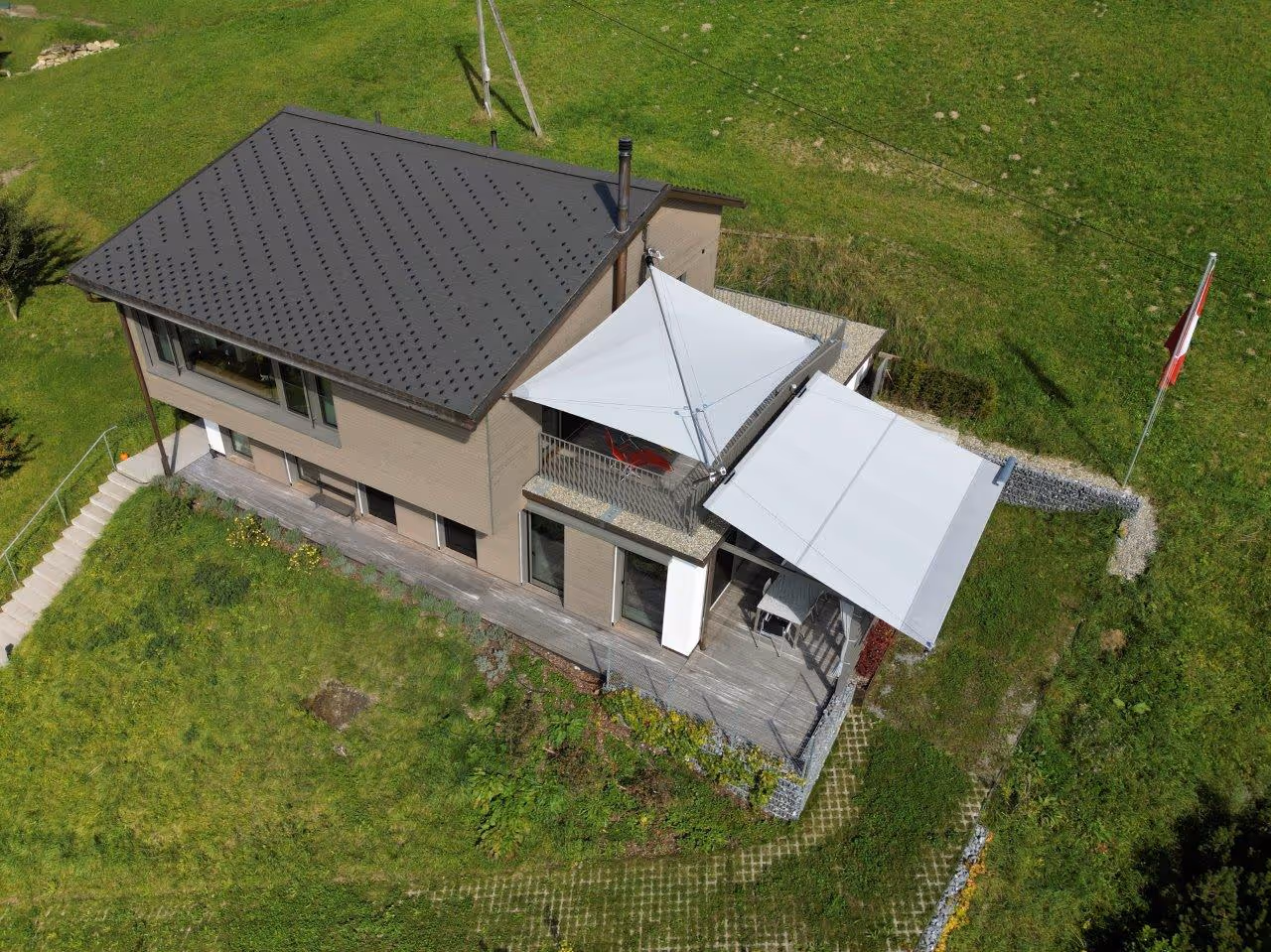 Eine Luftaufnahme der SunSquare Anlagen, die Sonne und Wetter abhalten.