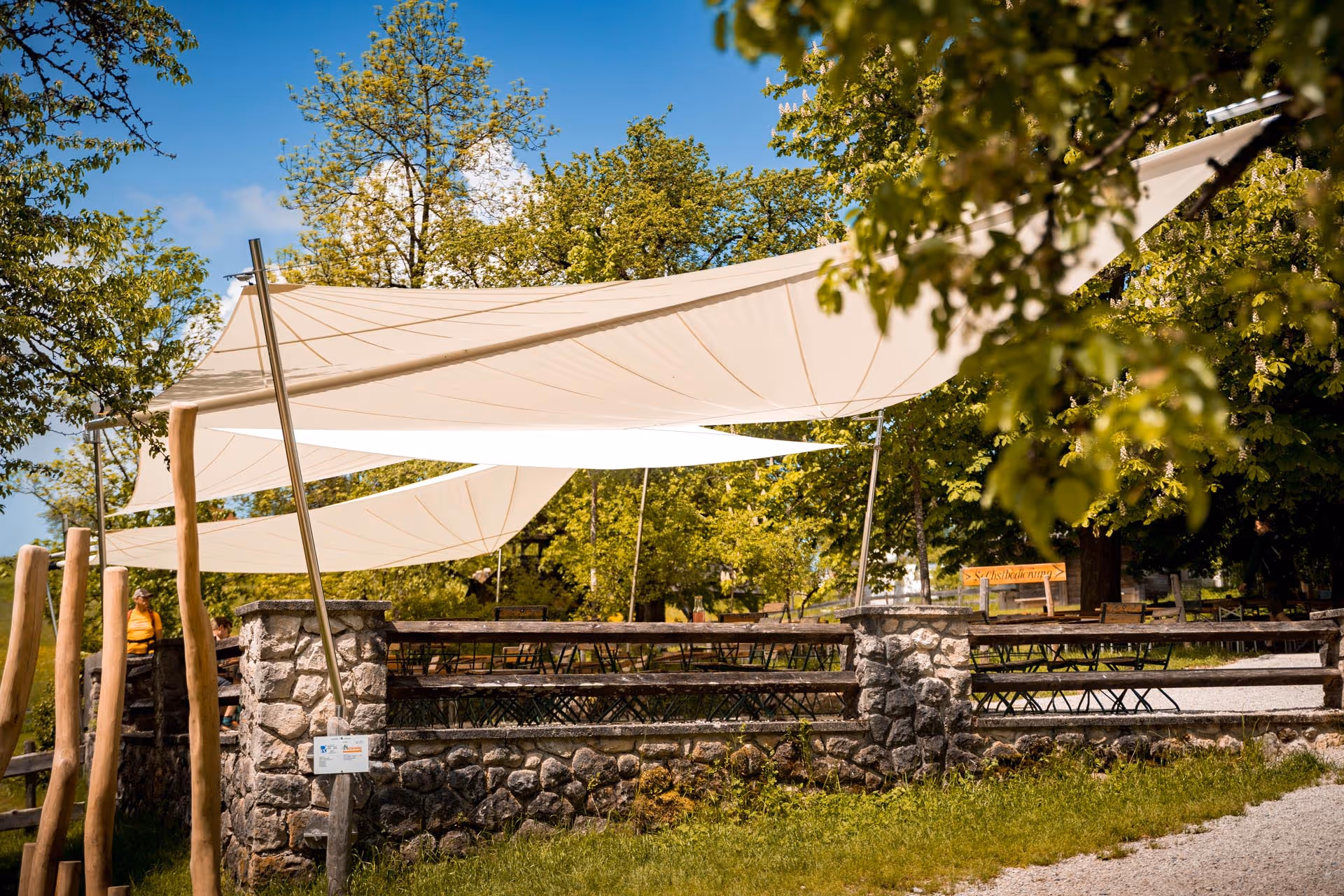 Natur und Design gehen einher - SunSquare Sonnensegel fügen sich auch hier in der ländlichen Umgebung ein.