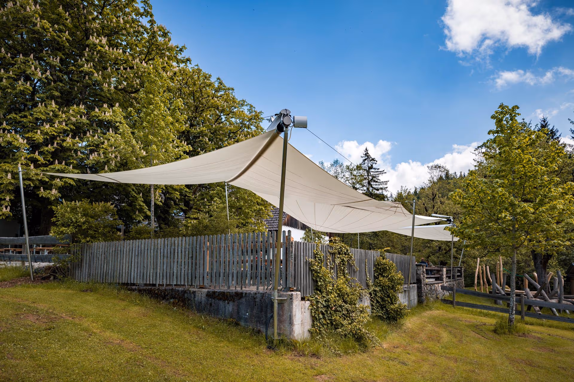 Die Gastronomieterrasse wird von den drei Segeln komplett abgedeckt.