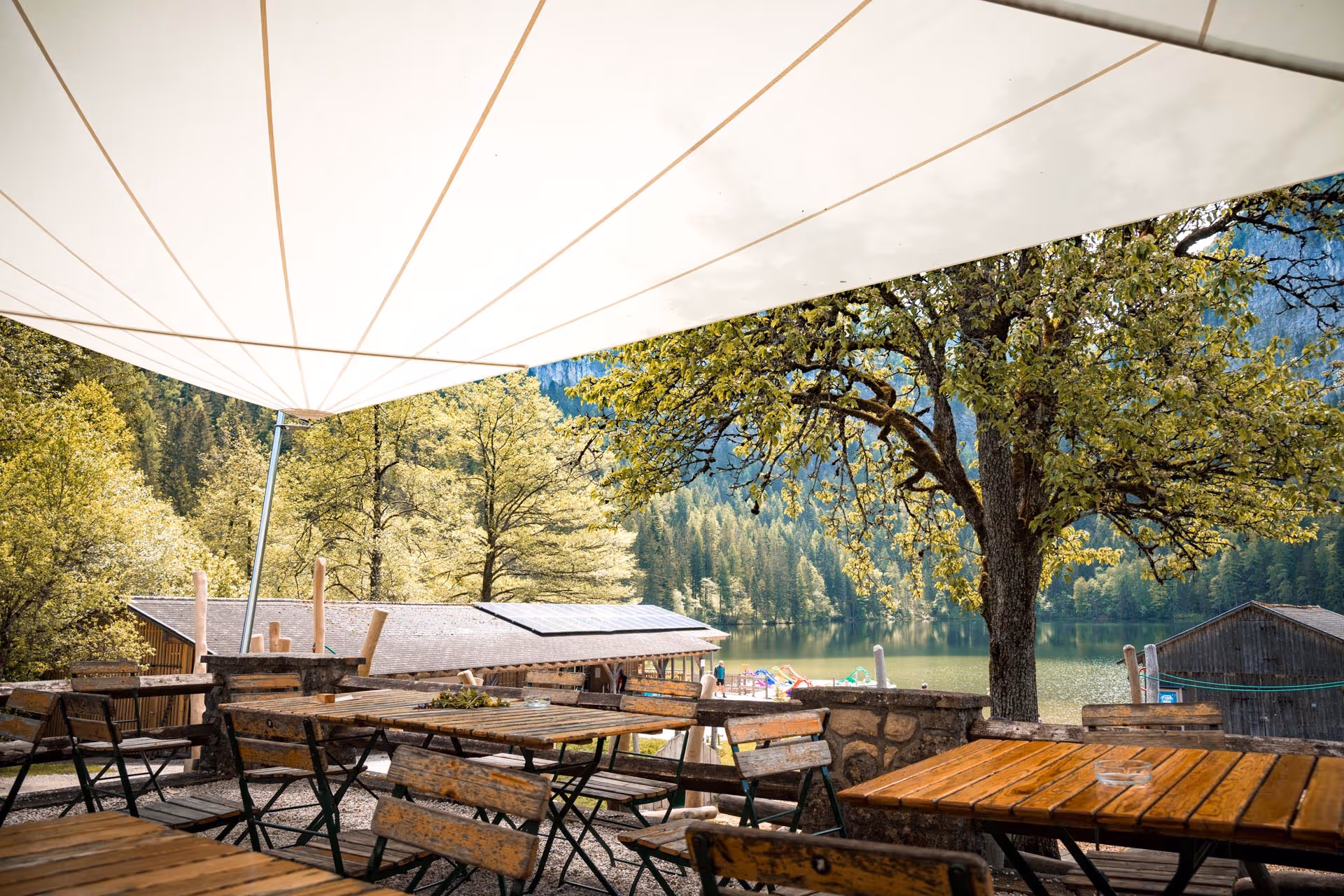Die Gastronomieterrasse wird von den drei Segeln komplett abgedeckt.