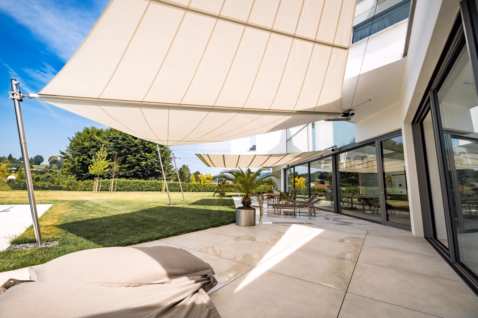 Segel wirft großen Schatten.