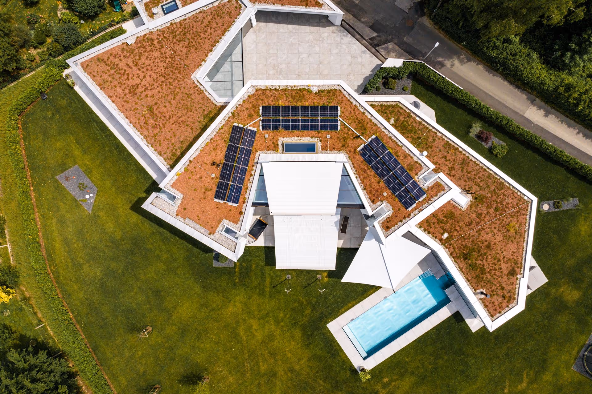 Eine Luftaufnahme zeigt alle drei verbauten SunSquare Segeltypen.