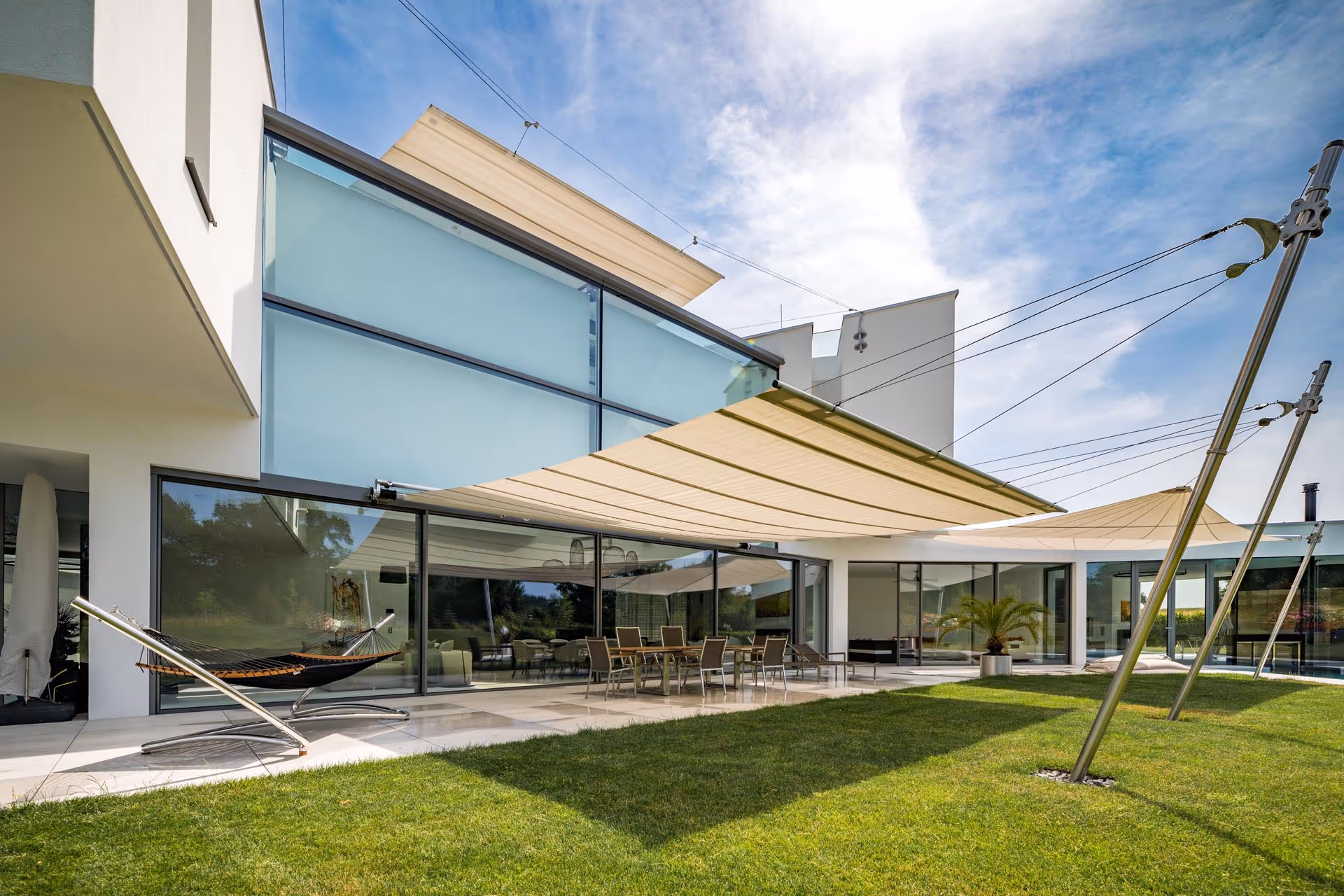 Das einseitige Rechtecksegel im Vordergrund der Aufnahme.