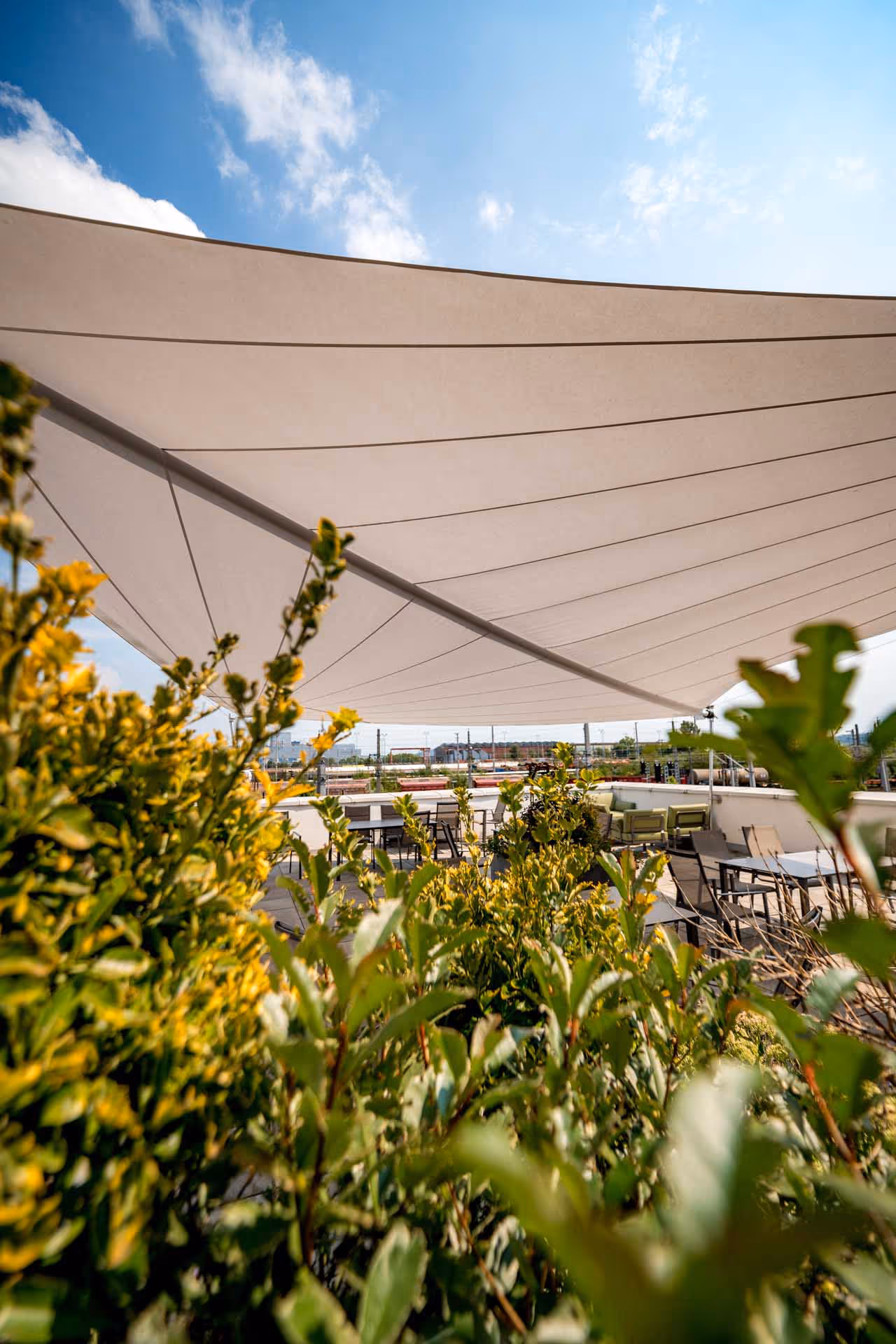 Nahaufnahme des Soltis-Gewebes in Weiß – wetterfest, pflegeleicht und lichtdurchlässig für angenehmes Ambiente.